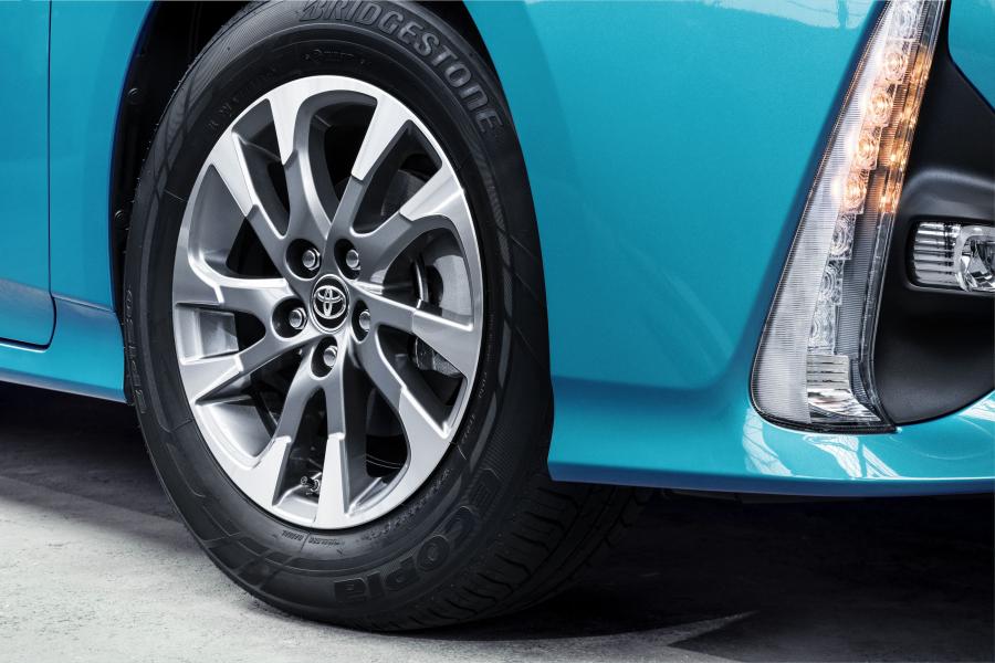 Колеса Toyota Prius Plug-in Hybrid 2016 года  (фото 98 из 187)